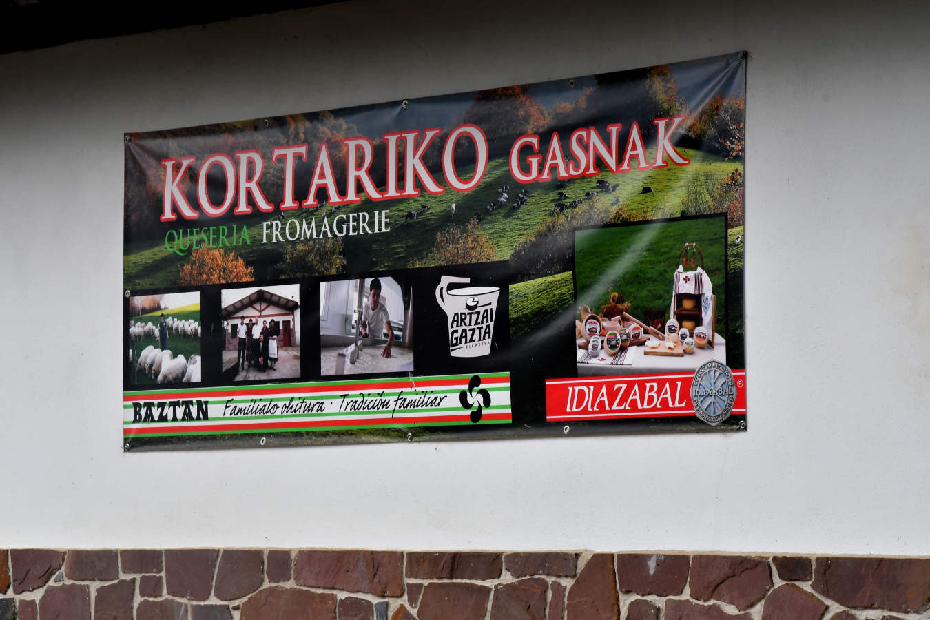 Julen Arburua hace queso en un caserío muy apartado de Baztan. El campeón quiere agradecer la ayuda que ha recibido de las queserías Aizpea e Ipiñaburu