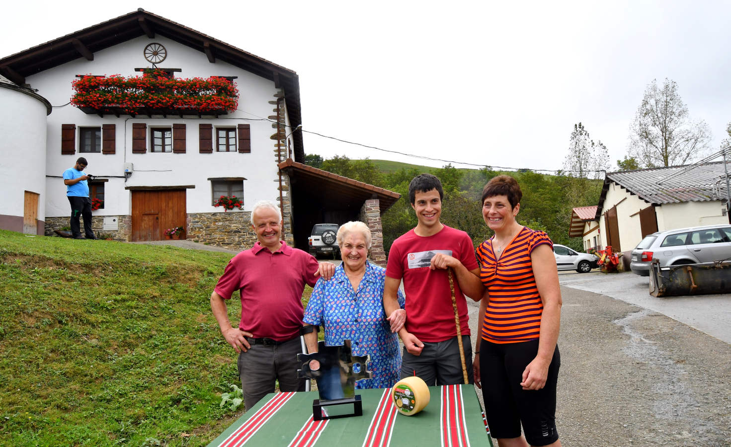 Julen Arburua hace queso en un caserío muy apartado de Baztan. El campeón quiere agradecer la ayuda que ha recibido de las queserías Aizpea e Ipiñaburu