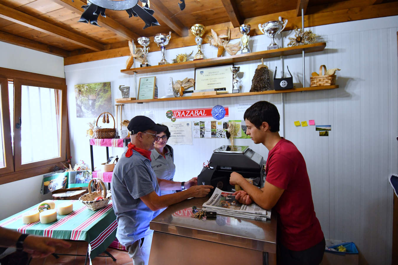 Julen Arburua hace queso en un caserío muy apartado de Baztan. El campeón quiere agradecer la ayuda que ha recibido de las queserías Aizpea e Ipiñaburu
