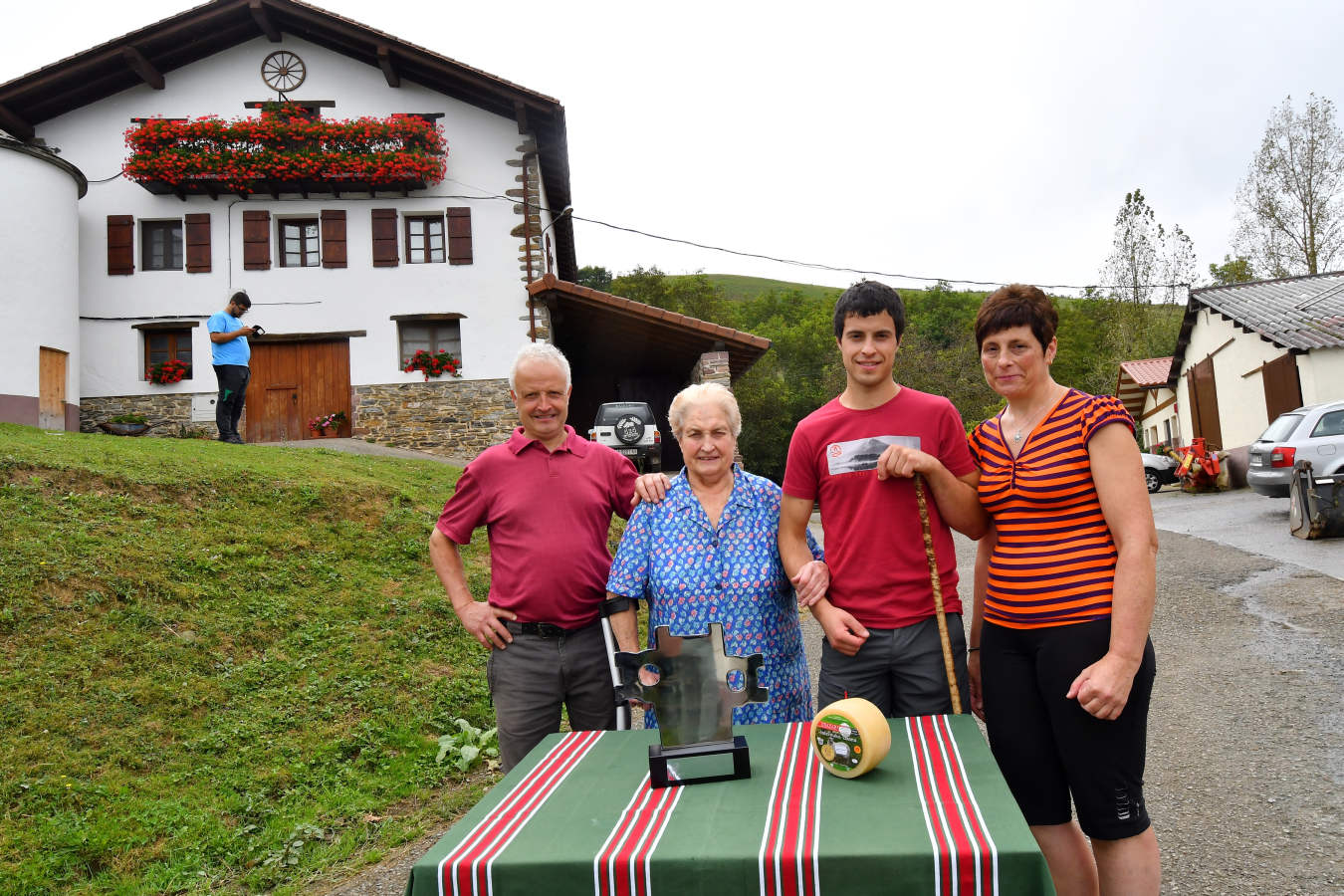 Julen Arburua hace queso en un caserío muy apartado de Baztan. El campeón quiere agradecer la ayuda que ha recibido de las queserías Aizpea e Ipiñaburu