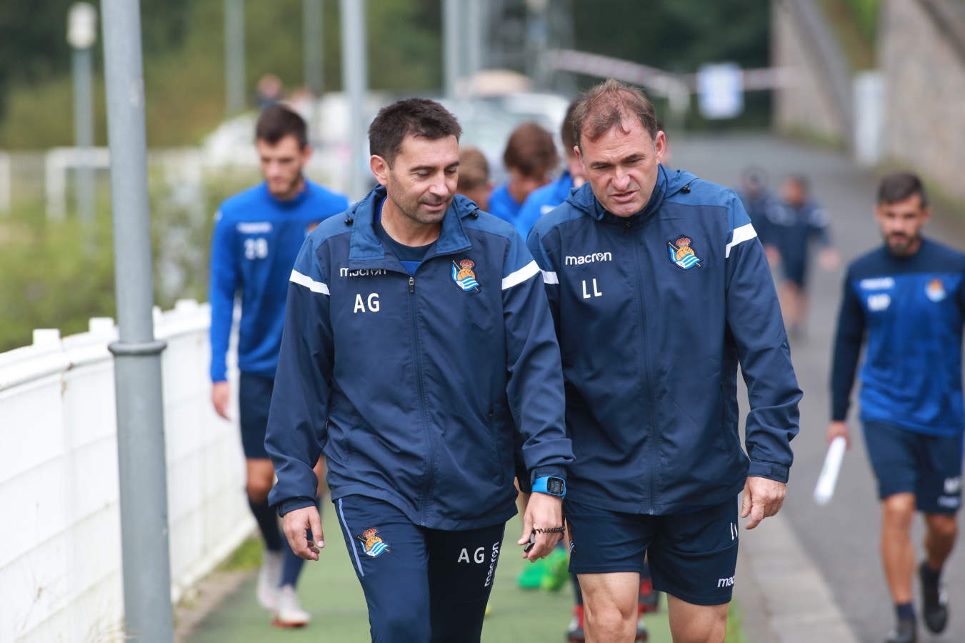 La plantilla de la Real Sociedad se ha ejercitado bajo la lluvia este jueves por la tarde
