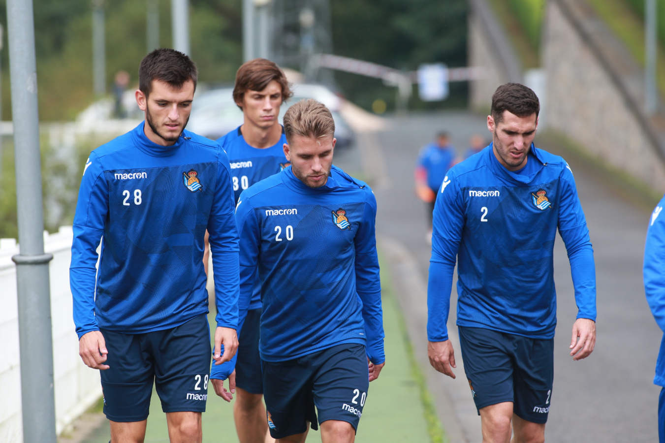 La plantilla de la Real Sociedad se ha ejercitado bajo la lluvia este jueves por la tarde