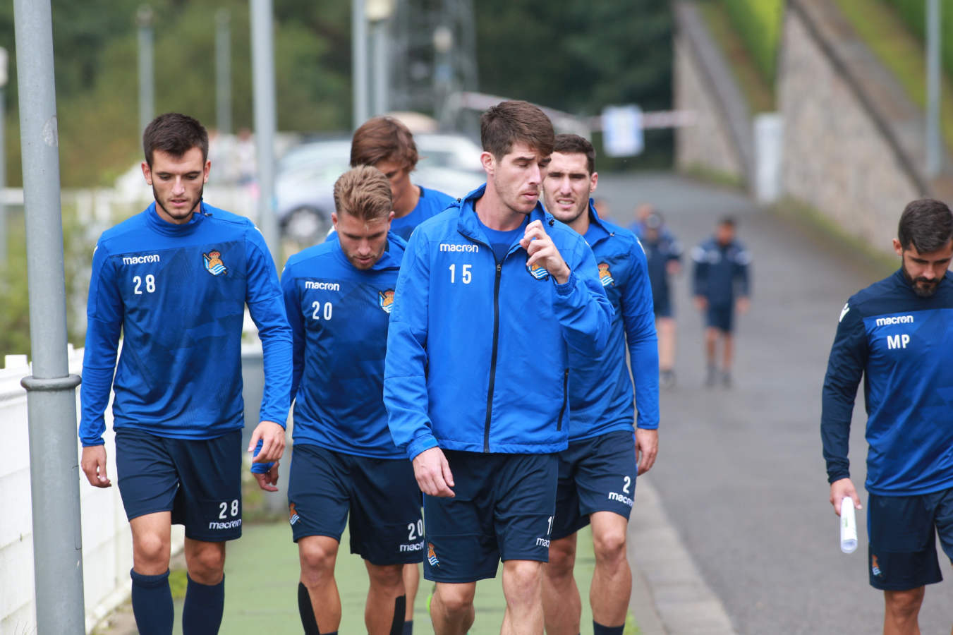 La plantilla de la Real Sociedad se ha ejercitado bajo la lluvia este jueves por la tarde