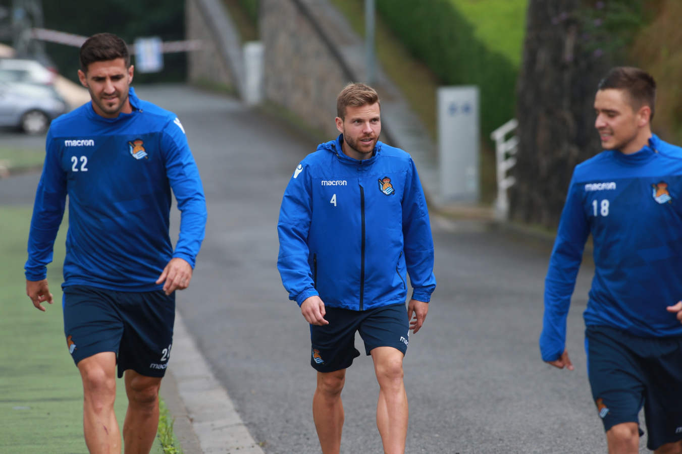 La plantilla de la Real Sociedad se ha ejercitado bajo la lluvia este jueves por la tarde
