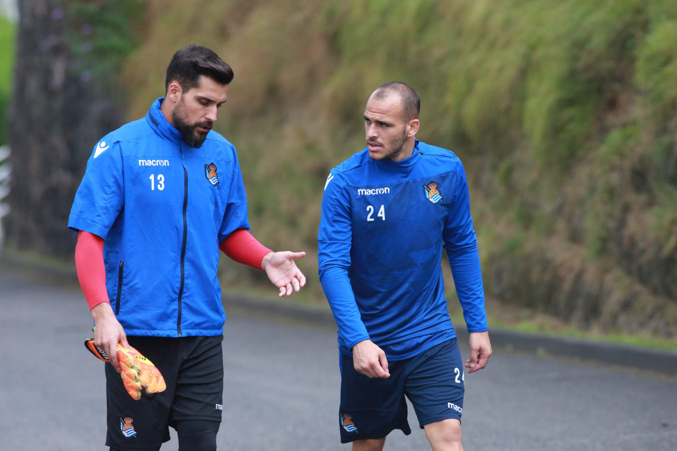 La plantilla de la Real Sociedad se ha ejercitado bajo la lluvia este jueves por la tarde