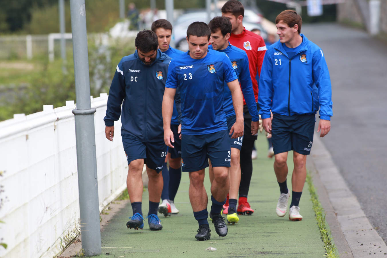 La plantilla de la Real Sociedad se ha ejercitado bajo la lluvia este jueves por la tarde