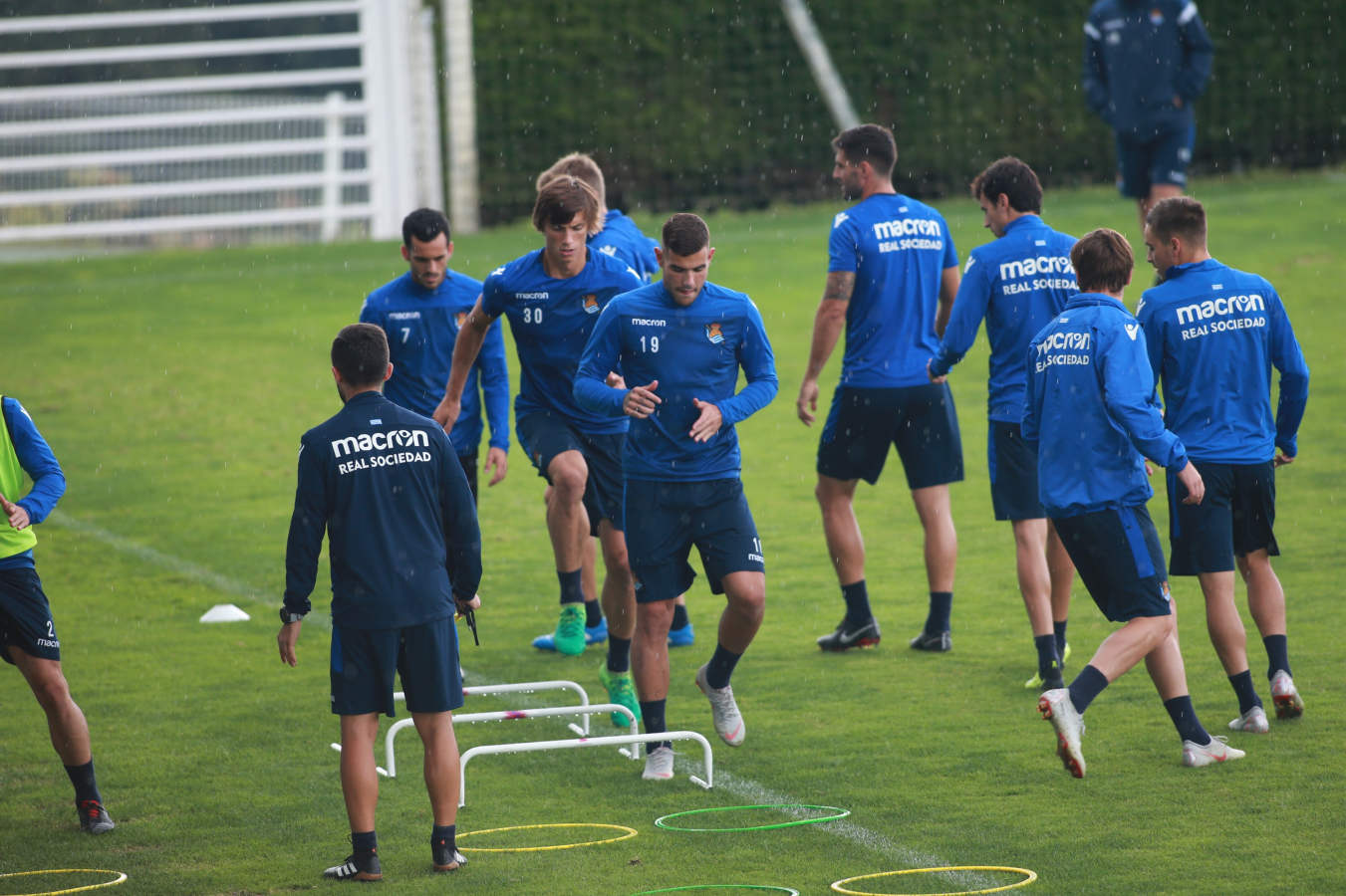 La plantilla de la Real Sociedad se ha ejercitado bajo la lluvia este jueves por la tarde