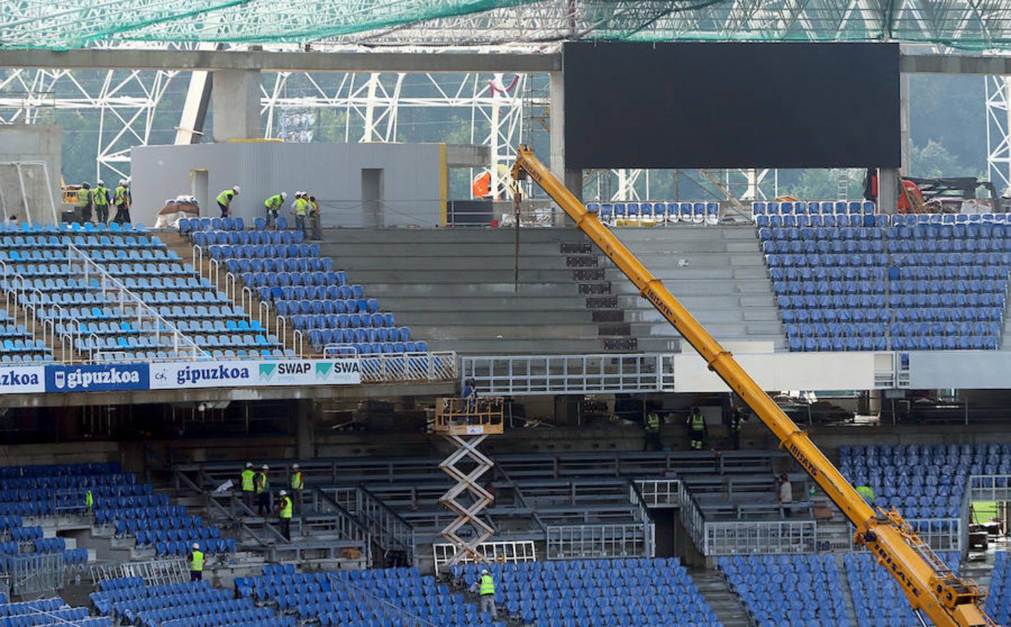 El estadio de la Real Sociedad continúa con las obras para que todo esté listo el próximo sábado día 15 en el partido ante el Barcelona