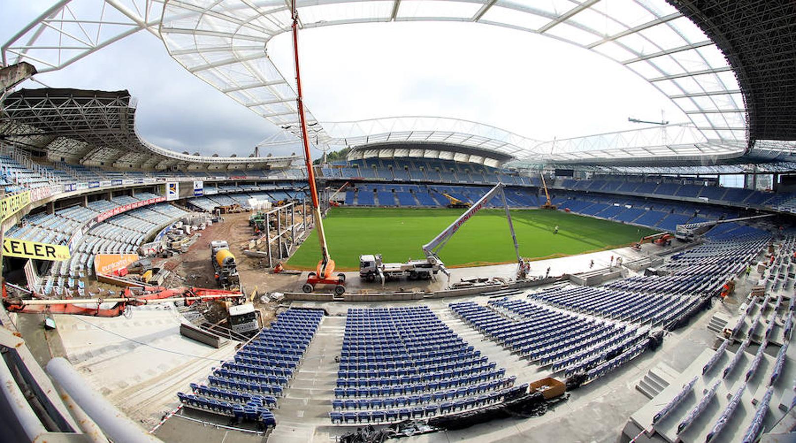 El estadio de la Real Sociedad continúa con las obras para que todo esté listo el próximo sábado día 15 en el partido ante el Barcelona