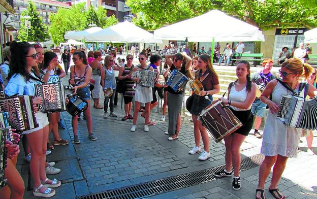 Pasacalle. La escuela de trikitixa saldrá en pasacalle a las 18.00 desde Cerrajera hasta la plaza. 