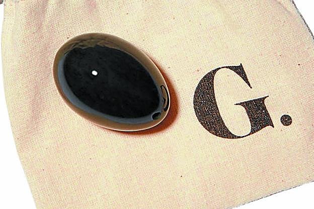 Arriba, uno de los huevos de piedra a la venta, y a la izquierda, la actriz Gwyneth Paltrow. 