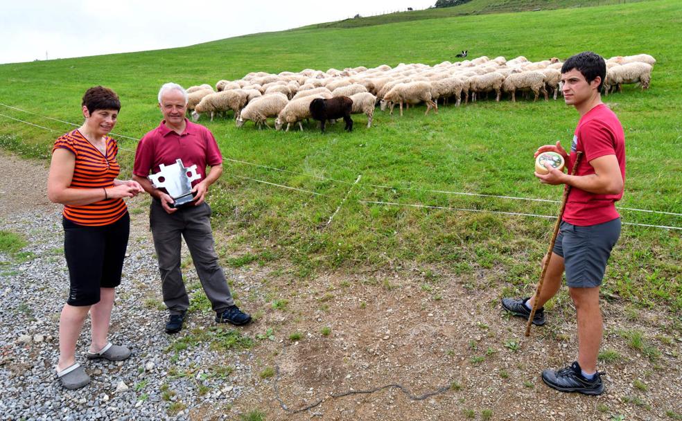 Julen atiende a un cliente en la tienda del caserío.
