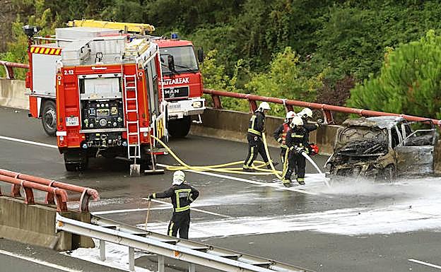 Los bomberos, en el proceso de extinción del incendio. 