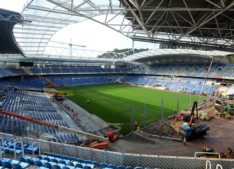 El estadio de la Real Sociedad continúa con las obras para que todo esté listo el próximo sábado día 15 en el partido ante el Barcelona. Este jueves ha estrenado al completo su nuevo césped.