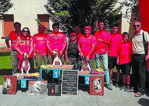 Los vencedores de la prueba de Sabiñánigo, en el podio con sus sabuesos. 