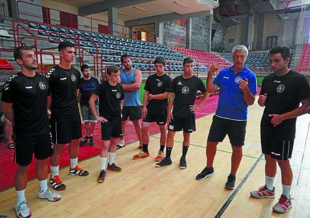 Fernando Fernández trabaja con el equipo en una pretemporada corta que ya suma partidos de competición. 