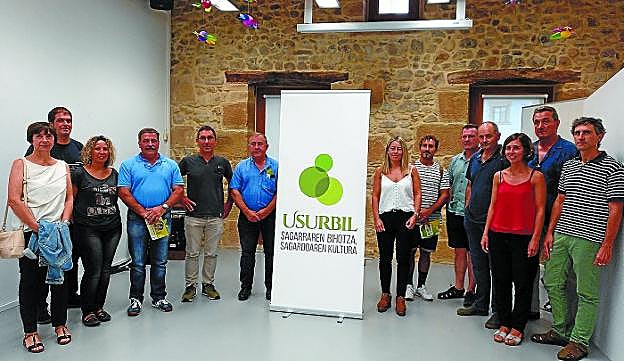Usurbilgo udaletxean egindako aurkezpenean parte hartu zuten lagunak.
