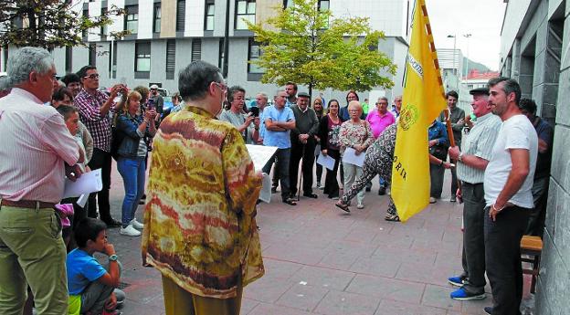 La izada de la bandera de la Casa se llevará a cabo a las 21.00 horas. 