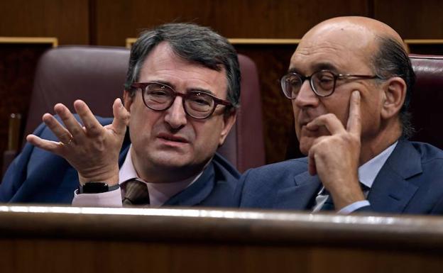 Iñaki Esteban y Mikel Legarda, en el Congreso de los Diputados.