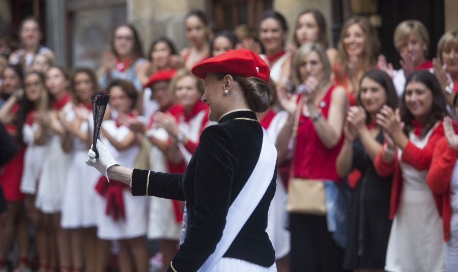 El Alarde recorre las calles de Hondarribia ante un público entregado. La compañía Jaizkibel ha realizado el recorrido de la mañana en un ambiente de tensión por los plásticos negros y los silbatos
