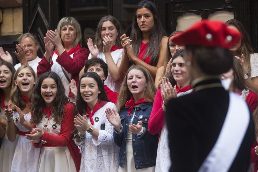 El Alarde recorre las calles de Hondarribia ante un público entregado. La compañía Jaizkibel ha realizado el recorrido de la mañana en un ambiente de tensión por los plásticos negros y los silbatos