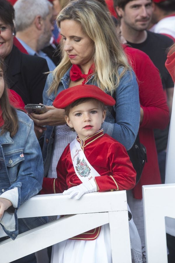 El Alarde recorre las calles de Hondarribia ante un público entregado. La compañía Jaizkibel ha realizado el recorrido de la mañana en un ambiente de tensión por los plásticos negros y los silbatos