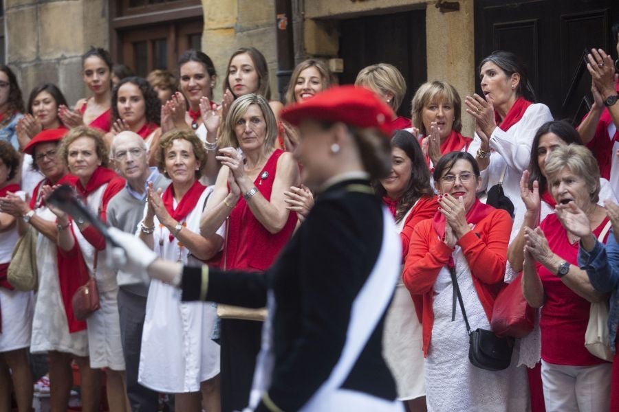El Alarde recorre las calles de Hondarribia ante un público entregado. La compañía Jaizkibel ha realizado el recorrido de la mañana en un ambiente de tensión por los plásticos negros y los silbatos