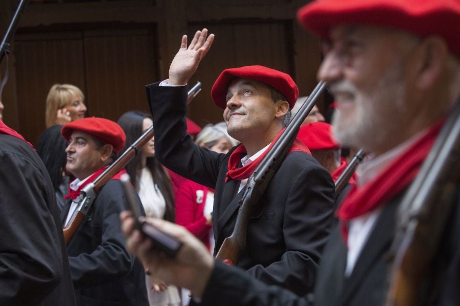 El Alarde recorre las calles de Hondarribia ante un público entregado. La compañía Jaizkibel ha realizado el recorrido de la mañana en un ambiente de tensión por los plásticos negros y los silbatos