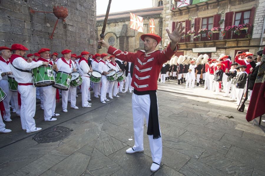El Alarde recorre las calles de Hondarribia ante un público entregado. La compañía Jaizkibel ha realizado el recorrido de la mañana en un ambiente de tensión por los plásticos negros y los silbatos