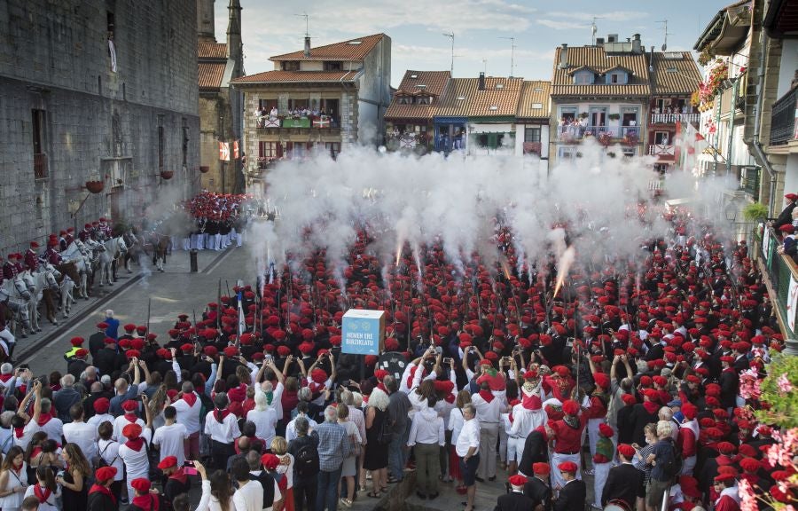 El Alarde recorre las calles de Hondarribia ante un público entregado. La compañía Jaizkibel ha realizado el recorrido de la mañana en un ambiente de tensión por los plásticos negros y los silbatos