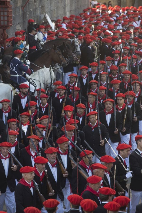 El Alarde recorre las calles de Hondarribia ante un público entregado. La compañía Jaizkibel ha realizado el recorrido de la mañana en un ambiente de tensión por los plásticos negros y los silbatos