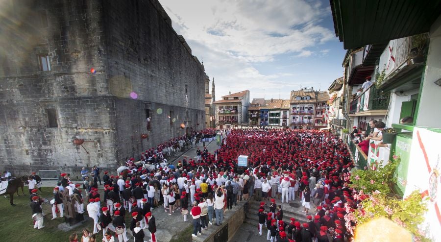 El Alarde recorre las calles de Hondarribia ante un público entregado. La compañía Jaizkibel ha realizado el recorrido de la mañana en un ambiente de tensión por los plásticos negros y los silbatos