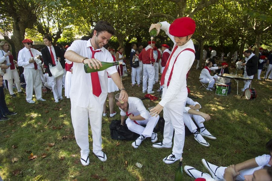 El Alarde recorre las calles de Hondarribia ante un público entregado. La compañía Jaizkibel ha realizado el recorrido de la mañana en un ambiente de tensión por los plásticos negros y los silbatos
