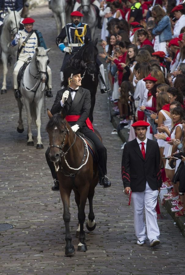 El Alarde recorre las calles de Hondarribia ante un público entregado. La compañía Jaizkibel ha realizado el recorrido de la mañana en un ambiente de tensión por los plásticos negros y los silbatos