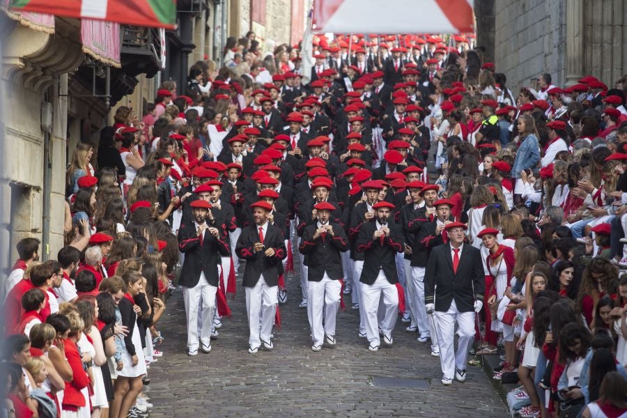 El Alarde recorre las calles de Hondarribia ante un público entregado. La compañía Jaizkibel ha realizado el recorrido de la mañana en un ambiente de tensión por los plásticos negros y los silbatos