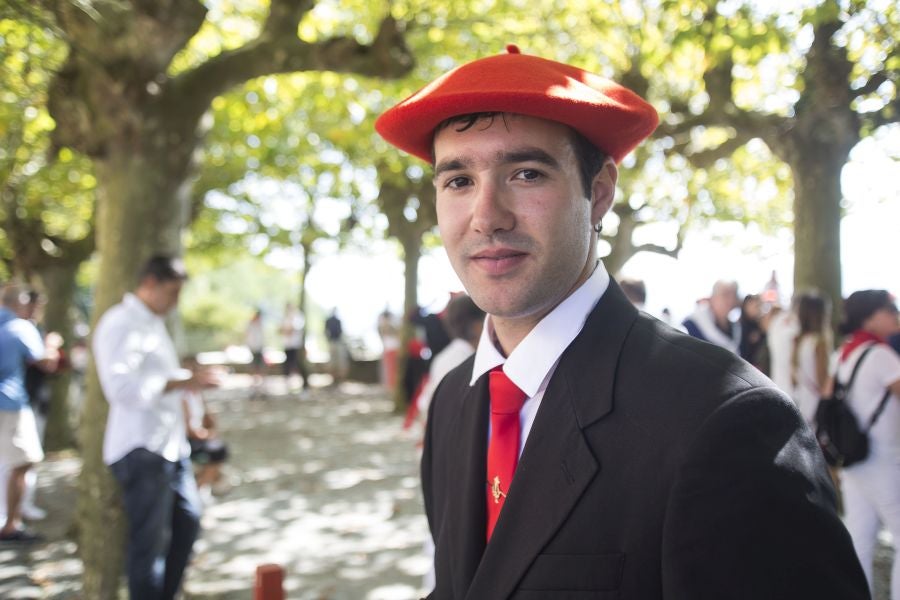 El Alarde recorre las calles de Hondarribia ante un público entregado. La compañía Jaizkibel ha realizado el recorrido de la mañana en un ambiente de tensión por los plásticos negros y los silbatos