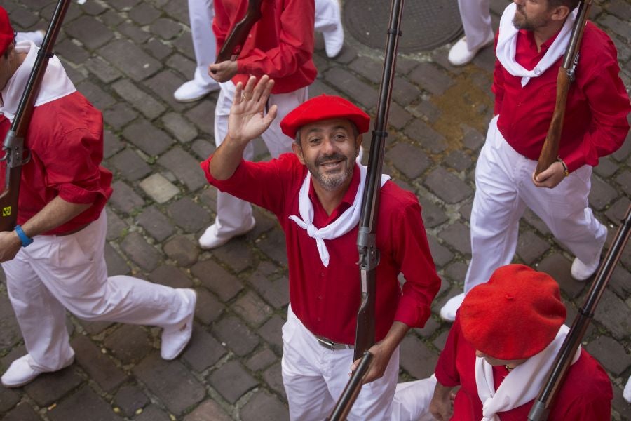 El Alarde recorre las calles de Hondarribia ante un público entregado. La compañía Jaizkibel ha realizado el recorrido de la mañana en un ambiente de tensión por los plásticos negros y los silbatos