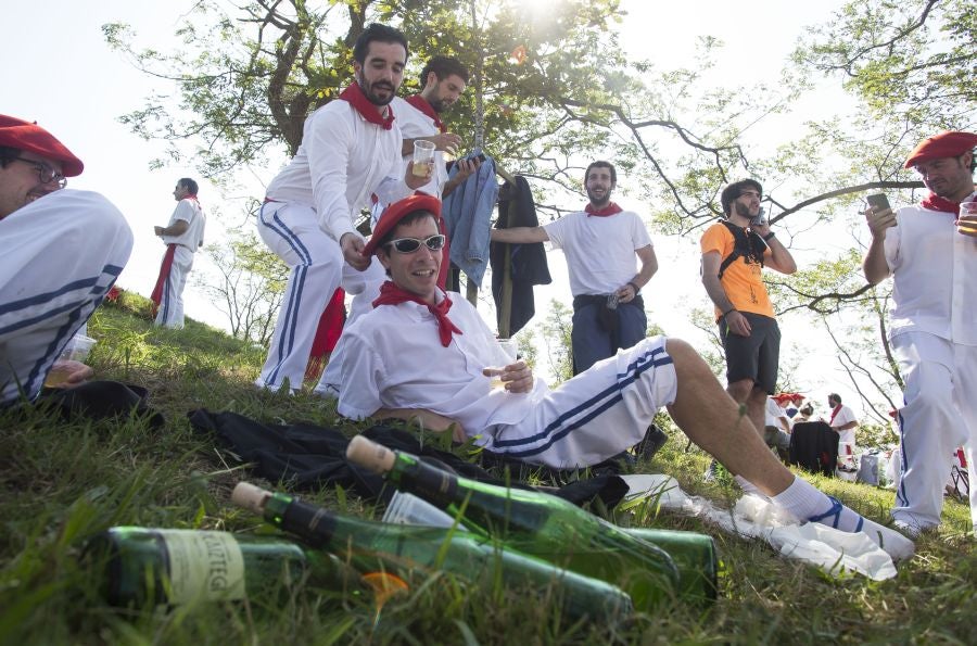 El Alarde recorre las calles de Hondarribia ante un público entregado. La compañía Jaizkibel ha realizado el recorrido de la mañana en un ambiente de tensión por los plásticos negros y los silbatos