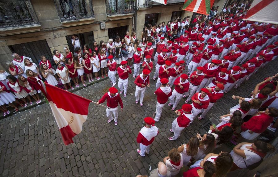 El Alarde recorre las calles de Hondarribia ante un público entregado. La compañía Jaizkibel ha realizado el recorrido de la mañana en un ambiente de tensión por los plásticos negros y los silbatos