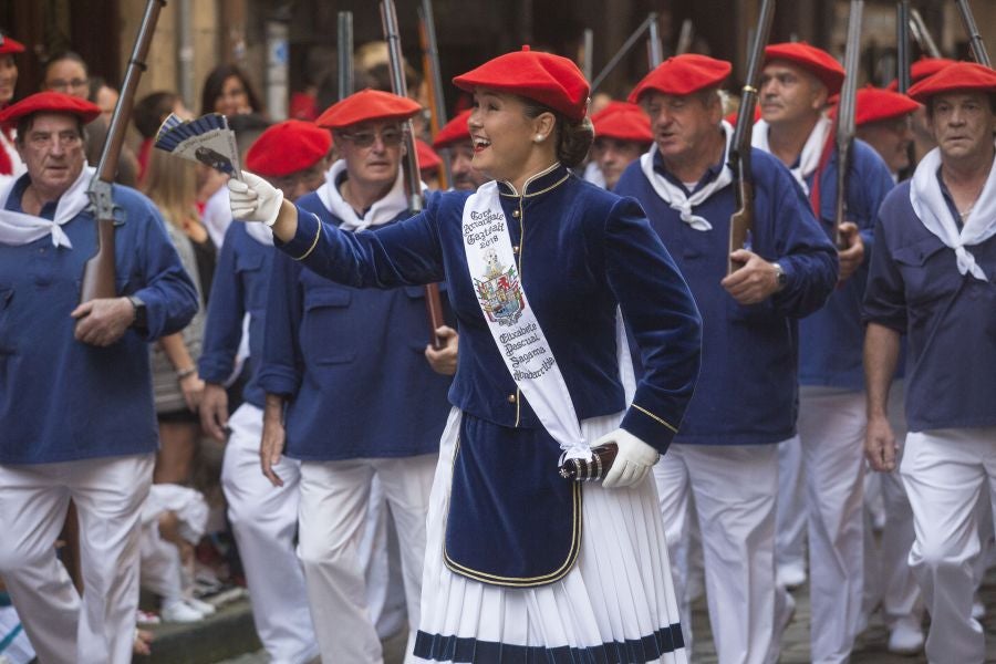El Alarde recorre las calles de Hondarribia ante un público entregado. La compañía Jaizkibel ha realizado el recorrido de la mañana en un ambiente de tensión por los plásticos negros y los silbatos