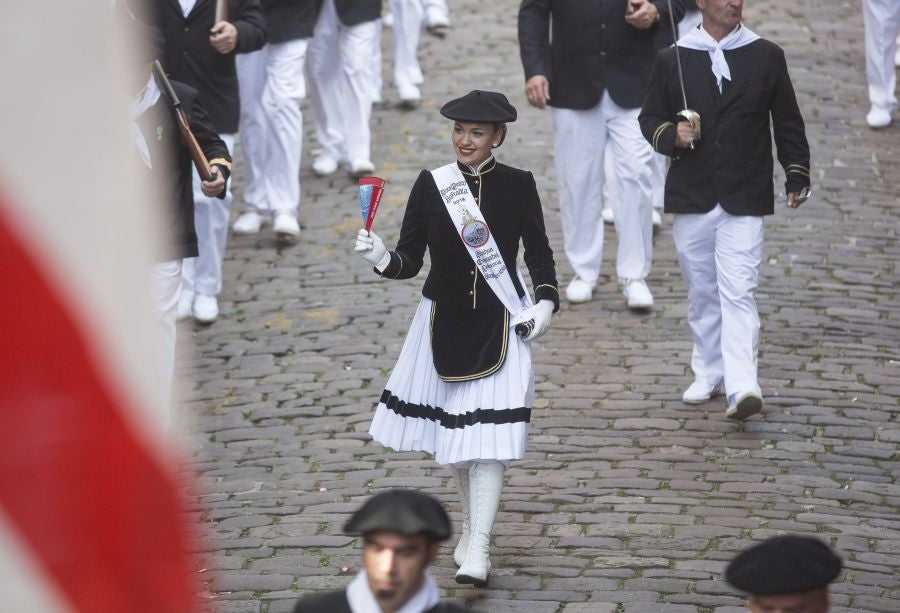 El Alarde recorre las calles de Hondarribia ante un público entregado. La compañía Jaizkibel ha realizado el recorrido de la mañana en un ambiente de tensión por los plásticos negros y los silbatos