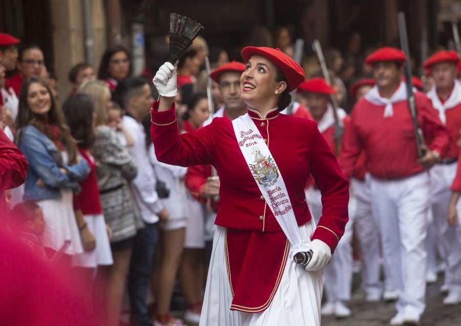 El Alarde recorre las calles de Hondarribia ante un público entregado. La compañía Jaizkibel ha realizado el recorrido de la mañana en un ambiente de tensión por los plásticos negros y los silbatos