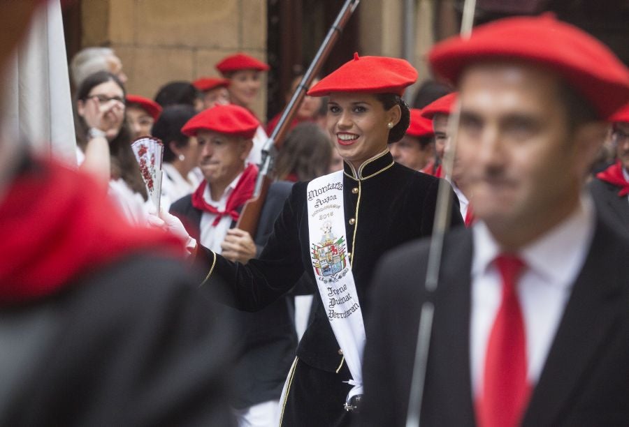 El Alarde recorre las calles de Hondarribia ante un público entregado. La compañía Jaizkibel ha realizado el recorrido de la mañana en un ambiente de tensión por los plásticos negros y los silbatos