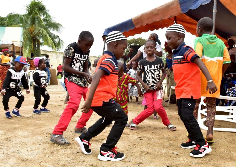 El Festival de la Generación en la aldea de Abobodoume, Costa de Marfil, cumple tres siglos y honra a los ancestros de los Ebrie, miembros del grupo étnico Akan. La mayoría de los pueblos Akan son descendientes de personas que huyeron de Ashante y ahora constituyen aproximadamente una quinta parte de la población de Costa de Marfil. 