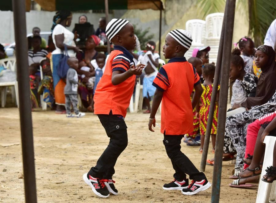 El Festival de la Generación en la aldea de Abobodoume, Costa de Marfil, cumple tres siglos y honra a los ancestros de los Ebrie, miembros del grupo étnico Akan. La mayoría de los pueblos Akan son descendientes de personas que huyeron de Ashante y ahora constituyen aproximadamente una quinta parte de la población de Costa de Marfil. 