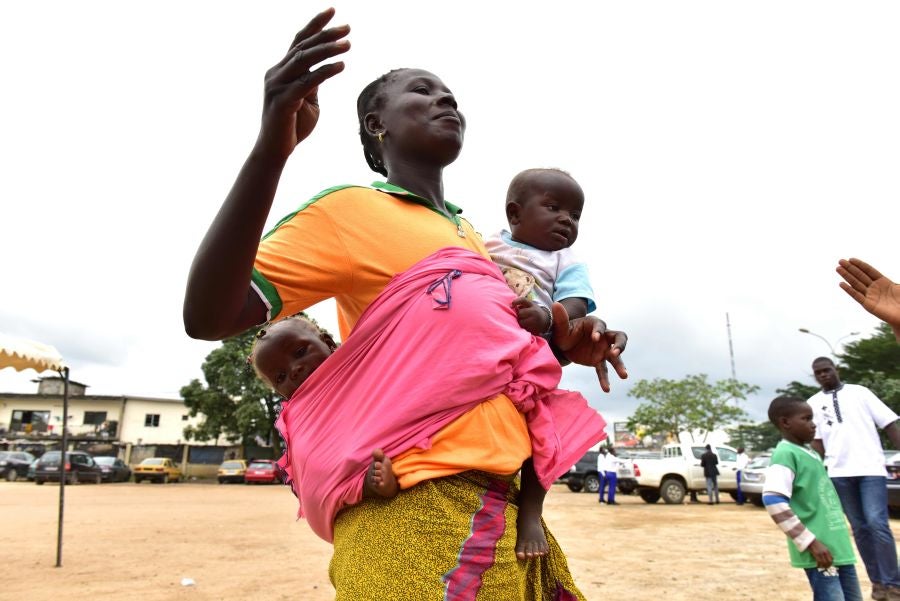 El Festival de la Generación en la aldea de Abobodoume, Costa de Marfil, cumple tres siglos y honra a los ancestros de los Ebrie, miembros del grupo étnico Akan. La mayoría de los pueblos Akan son descendientes de personas que huyeron de Ashante y ahora constituyen aproximadamente una quinta parte de la población de Costa de Marfil. 