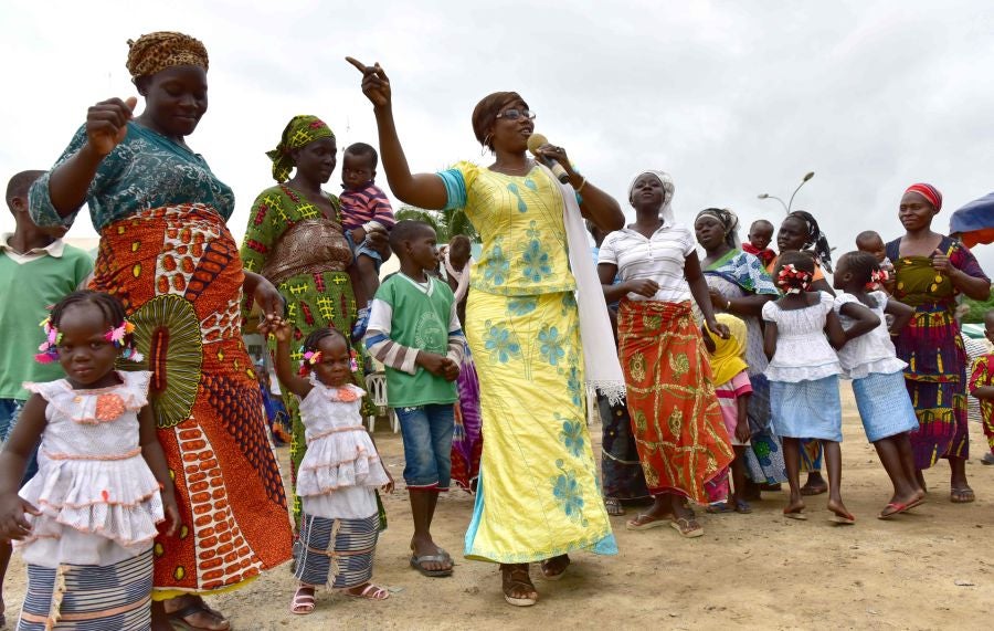El Festival de la Generación en la aldea de Abobodoume, Costa de Marfil, cumple tres siglos y honra a los ancestros de los Ebrie, miembros del grupo étnico Akan. La mayoría de los pueblos Akan son descendientes de personas que huyeron de Ashante y ahora constituyen aproximadamente una quinta parte de la población de Costa de Marfil. 