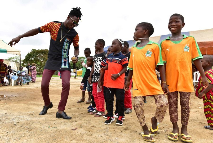 El Festival de la Generación en la aldea de Abobodoume, Costa de Marfil, cumple tres siglos y honra a los ancestros de los Ebrie, miembros del grupo étnico Akan. La mayoría de los pueblos Akan son descendientes de personas que huyeron de Ashante y ahora constituyen aproximadamente una quinta parte de la población de Costa de Marfil. 