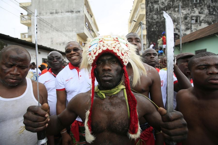 El Festival de la Generación en la aldea de Abobodoume, Costa de Marfil, cumple tres siglos y honra a los ancestros de los Ebrie, miembros del grupo étnico Akan. La mayoría de los pueblos Akan son descendientes de personas que huyeron de Ashante y ahora constituyen aproximadamente una quinta parte de la población de Costa de Marfil. 