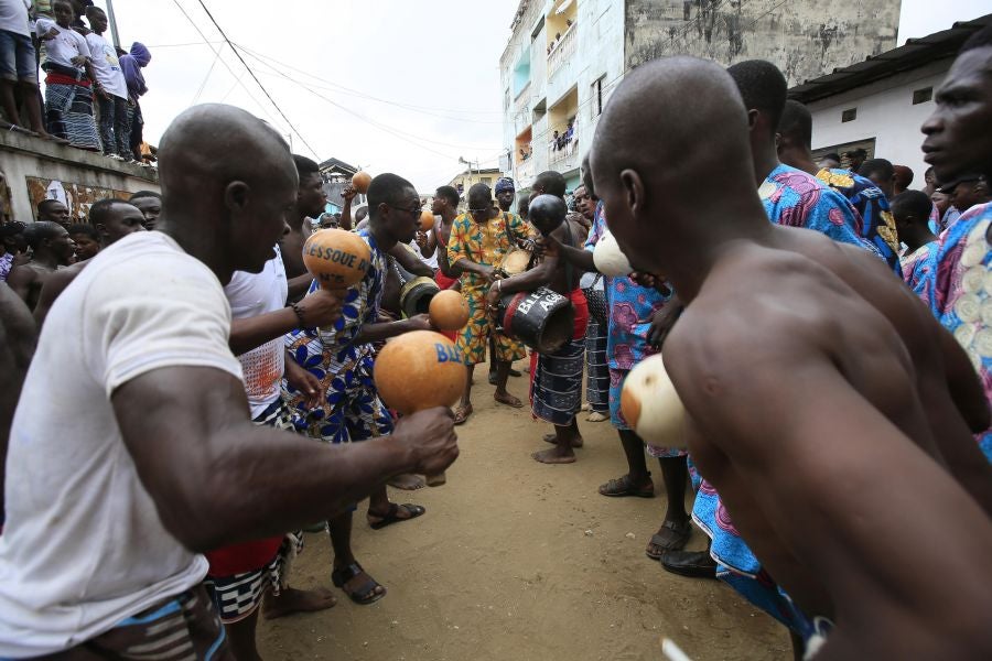 El Festival de la Generación en la aldea de Abobodoume, Costa de Marfil, cumple tres siglos y honra a los ancestros de los Ebrie, miembros del grupo étnico Akan. La mayoría de los pueblos Akan son descendientes de personas que huyeron de Ashante y ahora constituyen aproximadamente una quinta parte de la población de Costa de Marfil. 